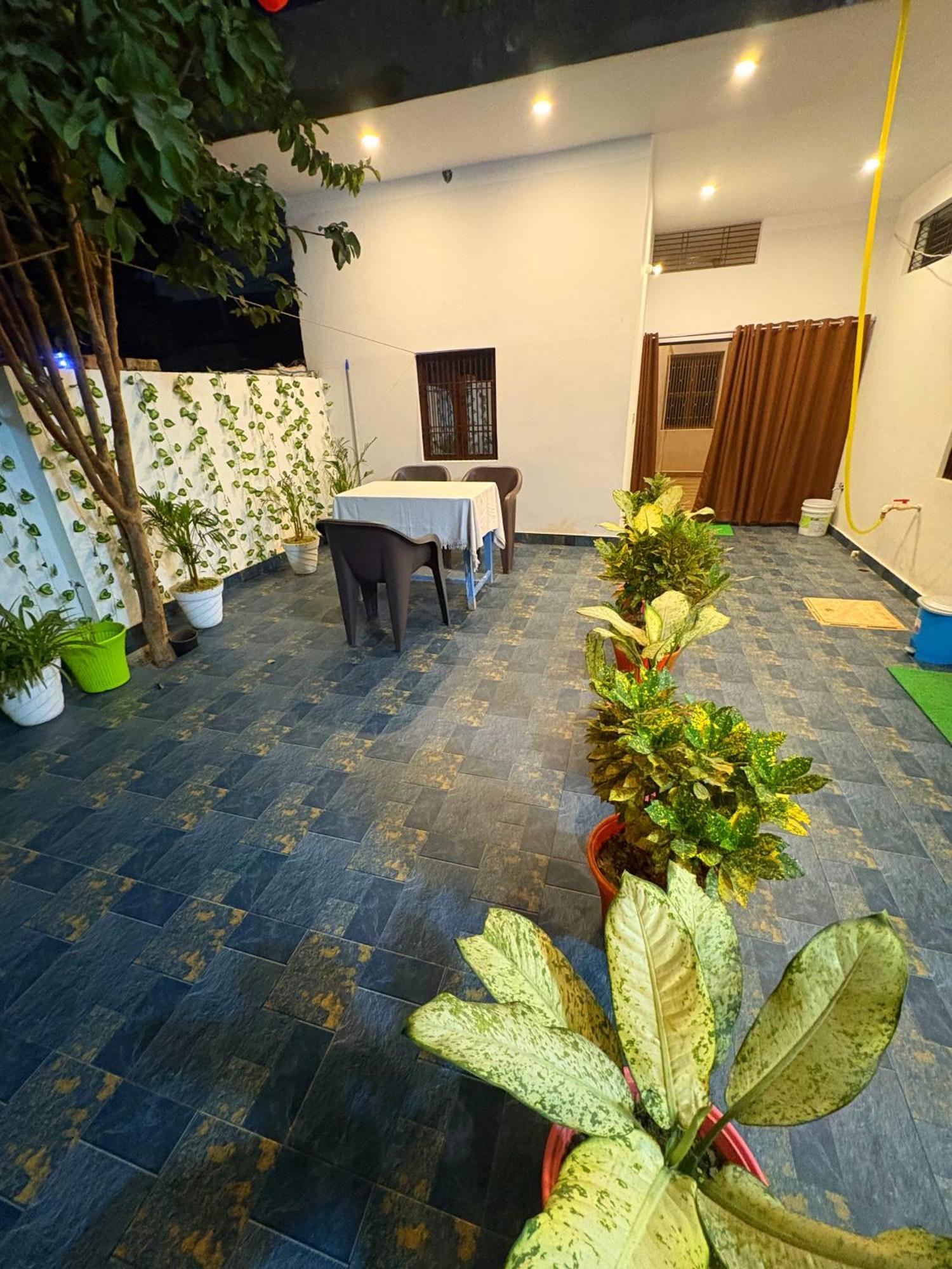 Sumedha Galaxy Inn Varanasi Exterior foto