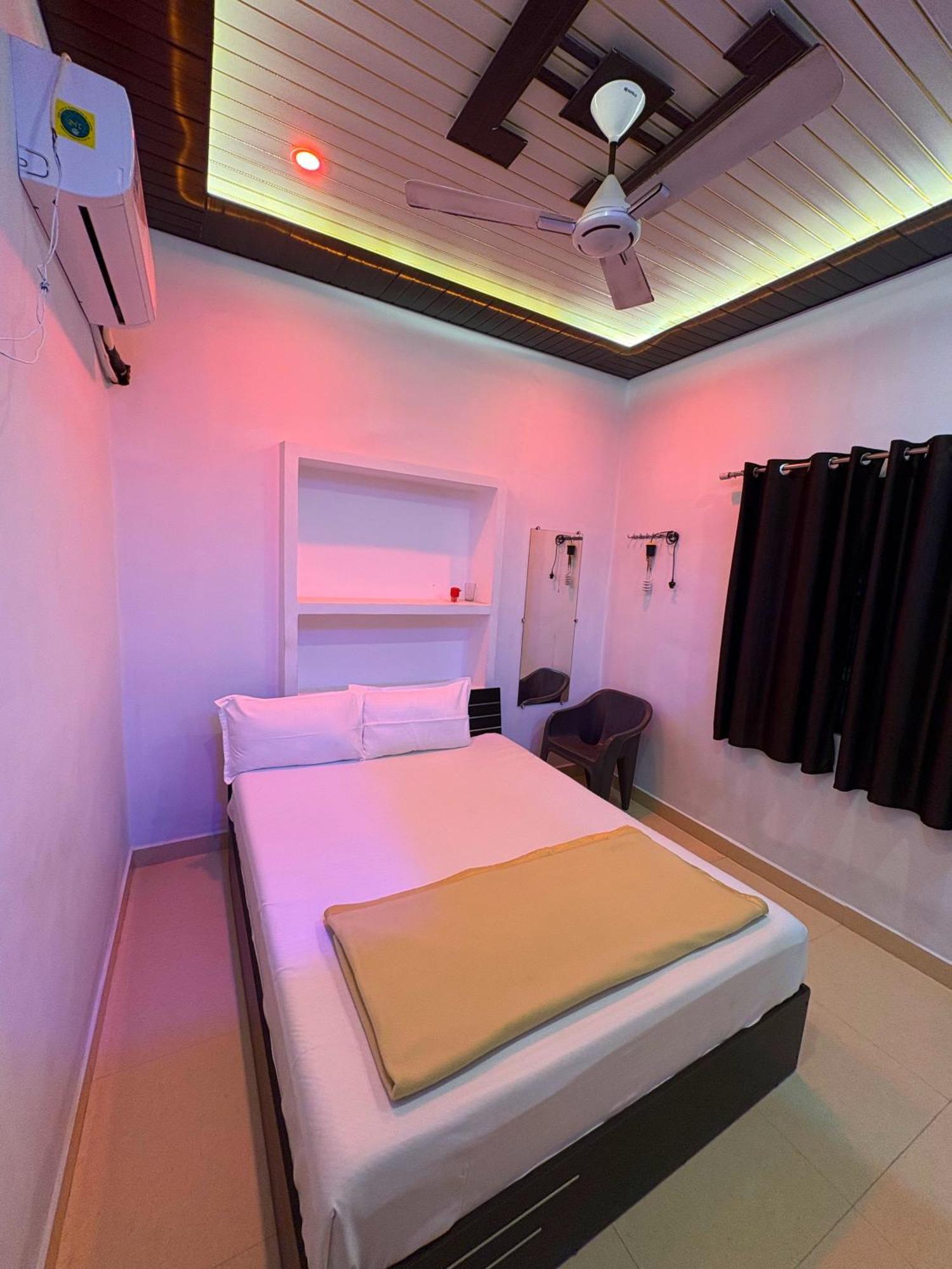 Sumedha Galaxy Inn Varanasi Exterior foto